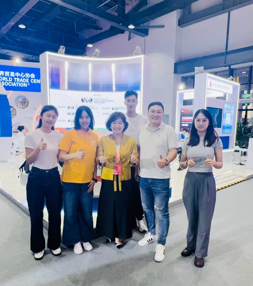 CIFTIS 展台现场,董立鑫以新加坡世贸商务总监身份合影